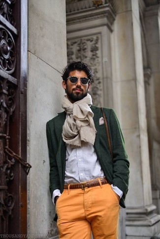 Hellbeige Schal kombinieren – 335 Herren Outfits: Kombinieren Sie ein dunkelgrünes Wollsakko mit einem hellbeige Schal für einen entspannten Wochenend-Look.