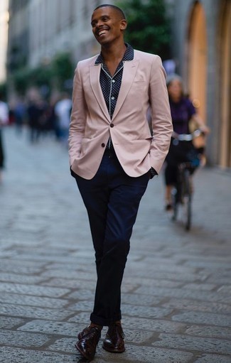 Fuchsia Sakko kombinieren – 128 Herren Outfits: Kombinieren Sie ein fuchsia Sakko mit einer dunkelblauen Chinohose, wenn Sie einen gepflegten und stylischen Look wollen. Ergänzen Sie Ihr Outfit mit dunkelroten Leder Oxford Schuhen, um Ihr Modebewusstsein zu zeigen.