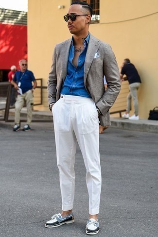 Weißes und blaues Einstecktuch kombinieren – 500+ Herren Outfits: Paaren Sie ein graues Sakko mit einem weißen und blauen Einstecktuch für einen entspannten Wochenend-Look. Fühlen Sie sich ideenreich? Ergänzen Sie Ihr Outfit mit mehrfarbigen Segeltuch Bootsschuhen.
