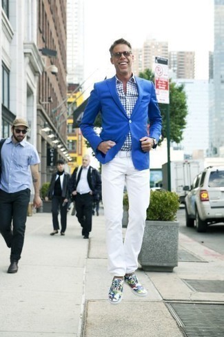 40 Jährige: Welche Langarmhemden mit blauen Sakkos zu tragen – 49 Herren Outfits warm Wetter: Kombinieren Sie ein blaues Sakko mit einem Langarmhemd, um einen eleganten, aber nicht zu festlichen Look zu kreieren. Warum kombinieren Sie Ihr Outfit für einen legereren Auftritt nicht mal mit mehrfarbigen Camouflage Segeltuch niedrigen Sneakers?