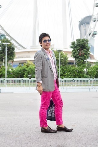 Rosa Chinohose kombinieren – 119 Herren Outfits: Kombinieren Sie ein weißes und schwarzes vertikal gestreiftes Sakko mit einer rosa Chinohose, wenn Sie einen gepflegten und stylischen Look wollen. Vervollständigen Sie Ihr Outfit mit dunkelbraunen Leder Slippern, um Ihr Modebewusstsein zu zeigen.