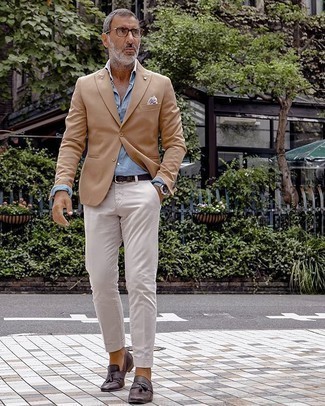 50 Jährige: Weißes und blaues bedrucktes Einstecktuch kombinieren – 23 Herren Outfits: Für ein bequemes Couch-Outfit, kombinieren Sie ein beige Sakko mit einem weißen und blauen bedruckten Einstecktuch. Putzen Sie Ihr Outfit mit dunkelbraunen Leder Slippern mit Quasten.