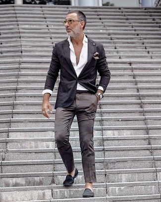 Braune Chinohose kombinieren – 500+ Sommer Herren Outfits: Die Paarung aus einem schwarzen Sakko und einer braunen Chinohose ist eine großartige Wahl für einen Tag im Büro. Fühlen Sie sich mutig? Wählen Sie schwarzen Samt Slipper. Der Look ist ja mega für den Sommer.