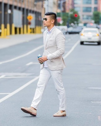 30 Jährige: Welche Slipper mit beige Sakkos zu tragen – 500+ Herren Outfits: Kombinieren Sie ein beige Sakko mit einer weißen Chinohose für Ihren Bürojob. Slipper bringen klassische Ästhetik zum Ensemble.