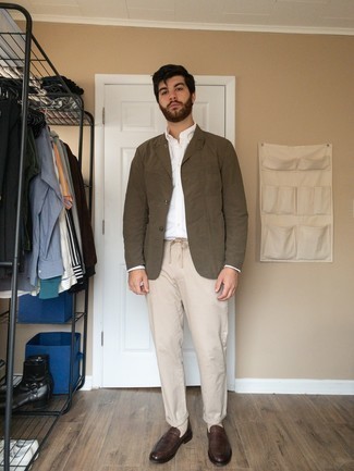 30 Jährige: Welche Slipper mit braunen Sakkos zu tragen – 500+ Herren Outfits: Kombinieren Sie ein braunes Sakko mit einer hellbeige Chinohose, wenn Sie einen gepflegten und stylischen Look wollen. Ergänzen Sie Ihr Outfit mit Slippern, um Ihr Modebewusstsein zu zeigen.
