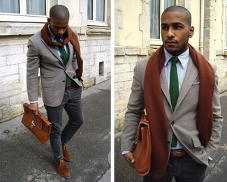 Grüne Strick Krawatte kombinieren – 10 Herren Outfits: Tragen Sie ein graues Wollsakko und eine grüne Strick Krawatte für einen stilvollen, eleganten Look. Fühlen Sie sich ideenreich? Vervollständigen Sie Ihr Outfit mit braunen Chukka-Stiefeln aus Wildleder.