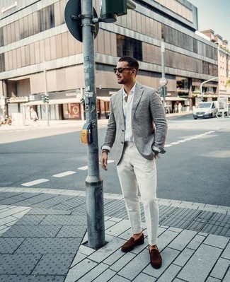 Graues Sakko kombinieren – 500+ Sommer Herren Outfits: Vereinigen Sie ein graues Sakko mit einer weißen Chinohose für Ihren Bürojob. Fühlen Sie sich mutig? Ergänzen Sie Ihr Outfit mit dunkelbraunen Wildleder Slippern. Dass dieser Sommer-Style sofort gute Laune bereitet, ist offensichtlich.