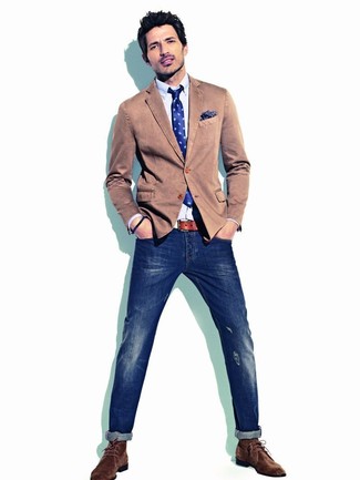 Blaue gepunktete Krawatte kombinieren – 466 Herren Outfits: Geben Sie den bestmöglichen Look ab in einem braunen Baumwollsakko und einer blauen gepunkteten Krawatte. Wenn Sie nicht durch und durch formal auftreten möchten, ergänzen Sie Ihr Outfit mit dunkelbraunen Chukka-Stiefeln aus Wildleder.