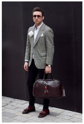 Anstecknadel kombinieren – 208 Herren Outfits: Vereinigen Sie ein graues Sakko mit Schottenmuster mit einem Anstecknadel für einen entspannten Wochenend-Look. Entscheiden Sie sich für dunkelroten Leder Slipper mit Quasten, um Ihr Modebewusstsein zu zeigen.