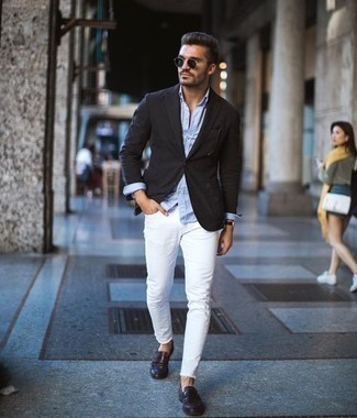 Weiße enge Jeans kombinieren – 222 Herren Outfits: Kombinieren Sie ein schwarzes Sakko mit weißen engen Jeans für einen bequemen Alltags-Look. Fühlen Sie sich mutig? Ergänzen Sie Ihr Outfit mit dunkelbraunen Leder Slippern.