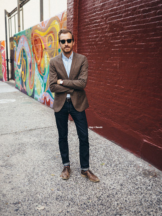 30 Jährige: Braune Jacke kombinieren – 500+ Sommer Herren Outfits: Die Kombination von einer braunen Jacke und dunkelblauen Jeans erlaubt es Ihnen, Ihren Freizeitstil klar und einfach zu halten. Fühlen Sie sich mutig? Entscheiden Sie sich für braunen Leder Brogues. Dieses Outfit eignet sich super für den Sommer.