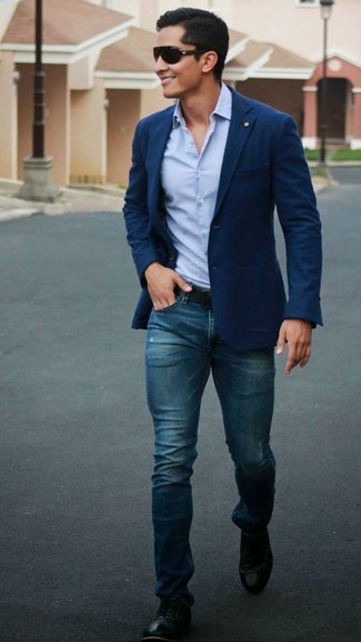 30 Jährige: Wie blaue Jeans mit schwarzer Leder Oxford Schuhe zu kombinieren – 16 Smart-Casual Herren Outfits warm Wetter: Kombinieren Sie ein dunkelblaues Sakko mit blauen Jeans, wenn Sie einen gepflegten und stylischen Look wollen. Fühlen Sie sich ideenreich? Entscheiden Sie sich für schwarzen Leder Oxford Schuhe.