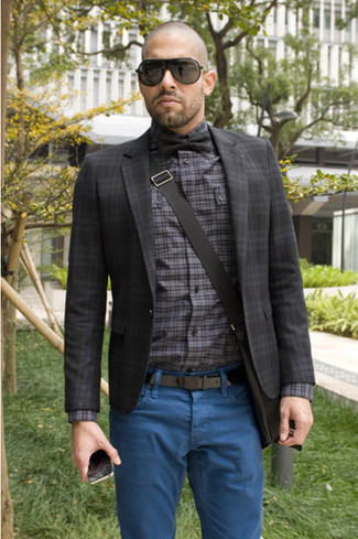 Graues Sakko mit Schottenmuster kombinieren – 500+ Herren Outfits: Kombinieren Sie ein graues Sakko mit Schottenmuster mit blauen Jeans für ein bequemes Outfit, das außerdem gut zusammen passt.