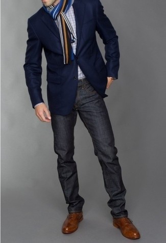 Wie dunkelblaues Sakko mit brauner Leder Brogues zu kombinieren – 73 Herren Outfits: Tragen Sie ein dunkelblaues Sakko und dunkelgrauen Jeans für Ihren Bürojob. Fühlen Sie sich mutig? Entscheiden Sie sich für braunen Leder Brogues.