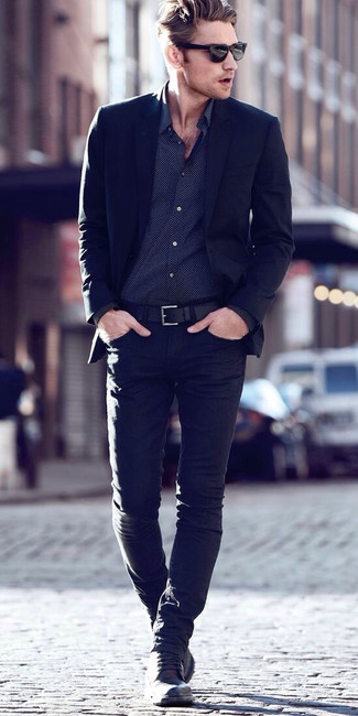 schwarzes Sakko, schwarzes gepunktetes Langarmhemd, schwarze Jeans, schwarze Lederfreizeitstiefel für Herren