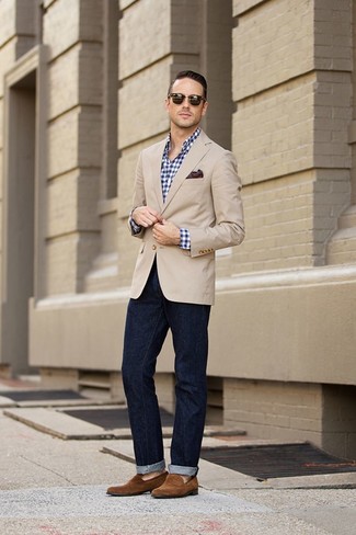 Wie dunkelblaue Jeans mit hellbeige Sakkos zu kombinieren – 107 Smart-Casual Sommer Herren Outfits: Kombinieren Sie ein hellbeige Sakko mit dunkelblauen Jeans für einen für die Arbeit geeigneten Look. Entscheiden Sie sich für braunen Wildleder Slipper, um Ihr Modebewusstsein zu zeigen. Dieses Sommer-Outfit ist ein Volltreffer!