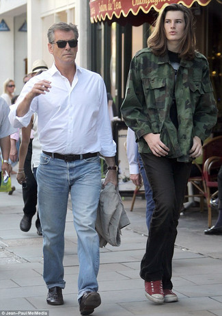 Pierce Brosnan trägt graues Leinen Sakko, weißes Langarmhemd, hellblaue Jeans, dunkelbraune geflochtene Leder Slipper