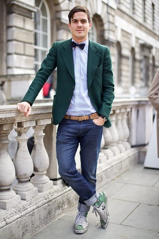 dunkeltürkises Wollsakko, hellblaues Langarmhemd, dunkelblaue Jeans, weiße und grüne hohe Sneakers für Herren
