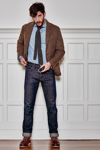braunes Sakko mit Hahnentritt-Muster, hellblaues Chambray Langarmhemd, dunkelblaue Jeans, dunkelrote Lederarbeitsstiefel für Herren