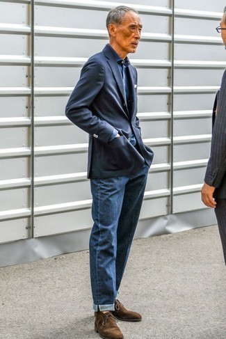 60 Jährige: Dunkelblaues und weißes Langarmhemd kombinieren – 25 Herren Outfits: Kombinieren Sie ein dunkelblaues und weißes Langarmhemd mit dunkelblauen Jeans für einen bequemen Alltags-Look. Dieses Outfit passt hervorragend zusammen mit dunkelbraunen Chukka-Stiefeln aus Wildleder.