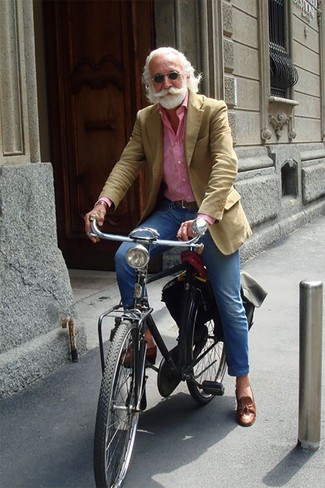60 Jährige: Welche Sakkos mit rotbrauner Slipper mit Quasten zu tragen – 12 Herren Outfits: Kombinieren Sie ein Sakko mit blauen Jeans für einen für die Arbeit geeigneten Look. Fühlen Sie sich mutig? Entscheiden Sie sich für rotbraunen Slipper mit Quasten.