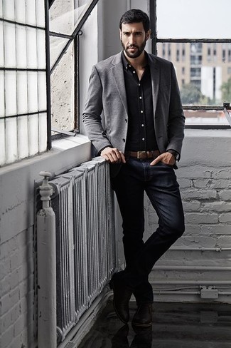 30 Jährige: Braune Chukka-Stiefel aus Leder kombinieren – 478 Herren Outfits: Kombinieren Sie ein graues Sakko mit dunkelblauen Jeans für Drinks nach der Arbeit. Braune Chukka-Stiefel aus Leder fügen sich nahtlos in einer Vielzahl von Outfits ein.