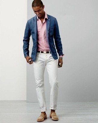 blaues Jeanssakko, rosa Langarmhemd, weiße Jeans, hellbeige Wildleder Slipper für Herren