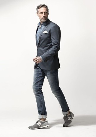 40 Jährige: Dunkelgraues Sakko kombinieren – 205 Herren Outfits: Entscheiden Sie sich für ein dunkelgraues Sakko und dunkelblauen Jeans für Ihren Bürojob. Fühlen Sie sich mutig? Wählen Sie grauen Sportschuhe.