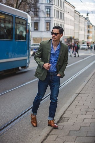 Dunkelgrünes Sakko kombinieren – 500+ Herren Outfits: Kombinieren Sie ein dunkelgrünes Sakko mit dunkelblauen Jeans, um einen modischen Freizeitlook zu kreieren. Ergänzen Sie Ihr Outfit mit rotbraunen Doppelmonks aus Leder, um Ihr Modebewusstsein zu zeigen.
