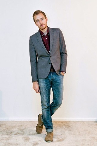 30 Jährige: Wie graues Sakko mit blauer Jeans zu kombinieren – 301 Herren Outfits: Entscheiden Sie sich für ein graues Sakko und blauen Jeans für einen für die Arbeit geeigneten Look. Ergänzen Sie Ihr Look mit beige Chukka-Stiefeln aus Wildleder.