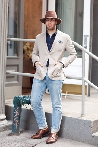 Hellbeige Sakko kombinieren – 500+ Herren Outfits: Kombinieren Sie ein hellbeige Sakko mit hellblauen Jeans für einen für die Arbeit geeigneten Look. Komplettieren Sie Ihr Outfit mit braunen Doppelmonks aus Leder, um Ihr Modebewusstsein zu zeigen.