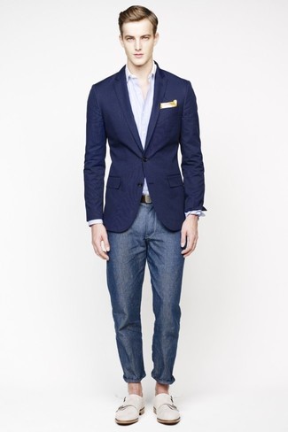 Hellbeige Doppelmonks kombinieren – 77 Herren Outfits: Tragen Sie ein dunkelblaues Sakko und blauen Jeans, um einen modischen Freizeitlook zu kreieren. Entscheiden Sie sich für hellbeige Doppelmonks, um Ihr Modebewusstsein zu zeigen.