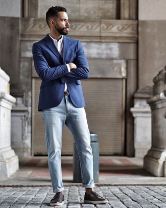 Dunkelbraune Doppelmonks aus Leder kombinieren – 329 Smart-Casual Herren Outfits: Entscheiden Sie sich für ein blaues Sakko und hellblauen Jeans für Ihren Bürojob. Komplettieren Sie Ihr Outfit mit dunkelbraunen Doppelmonks aus Leder, um Ihr Modebewusstsein zu zeigen.