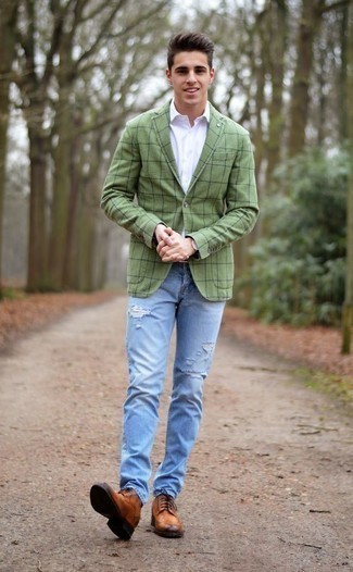 Grünes Sakko kombinieren – 96 Herren Outfits: Kombinieren Sie ein grünes Sakko mit hellblauen Jeans mit Destroyed-Effekten, um einen lockeren, aber dennoch stylischen Look zu erhalten. Heben Sie dieses Ensemble mit rotbraunen Leder Brogues hervor.