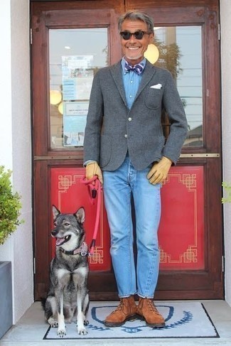 Dunkelgraues Wollsakko kombinieren – 500+ Herren Outfits: Kombinieren Sie ein dunkelgraues Wollsakko mit hellblauen Jeans für Ihren Bürojob. Eine rotbraune Wildlederfreizeitstiefel sind eine perfekte Wahl, um dieses Outfit zu vervollständigen.