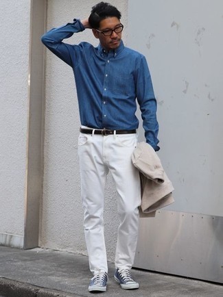 40 Jährige: Wie Sakko mit Jeans zu kombinieren – 130 Sommer Herren Outfits: Kombinieren Sie ein Sakko mit Jeans, um einen eleganten, aber nicht zu festlichen Look zu kreieren. Suchen Sie nach leichtem Schuhwerk? Ergänzen Sie Ihr Outfit mit blauen hohen Sneakers aus Segeltuch für den Tag. Der Look ist ja mega und passt super zum Sommer.