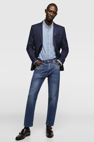 Welche Langarmhemden mit dunkelbrauner Doppelmonks zu tragen – 124 Herren Outfits: Kombinieren Sie ein Langarmhemd mit blauen Jeans für ein sonntägliches Mittagessen mit Freunden. Fühlen Sie sich mutig? Ergänzen Sie Ihr Outfit mit dunkelbraunen Doppelmonks.