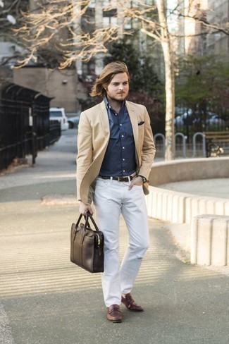 Weiße Jeans mit Destroyed-Effekten kombinieren – 171 Herren Outfits: Kombinieren Sie ein beige Sakko mit weißen Jeans mit Destroyed-Effekten, um mühelos alles zu meistern, was auch immer der Tag bringen mag. Fühlen Sie sich ideenreich? Entscheiden Sie sich für dunkelroten Leder Slipper.