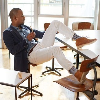 Rotbraune Chukka-Stiefel aus Wildleder kombinieren – 500+ Herren Outfits: Die Paarung aus einem dunkelblauen Sakko und weißen Jeans ist eine kluge Wahl für einen Tag im Büro. Rotbraune Chukka-Stiefel aus Wildleder sind eine ideale Wahl, um dieses Outfit zu vervollständigen.