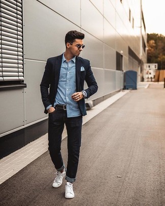 Wie Sakko mit Jeans zu kombinieren – 500+ Sommer Herren Outfits: Kombinieren Sie ein Sakko mit Jeans für einen für die Arbeit geeigneten Look. Fühlen Sie sich ideenreich? Wählen Sie weißen und schwarzen Segeltuch niedrige Sneakers. Ein insgesamt sehr cooles Sommer-Outfit.