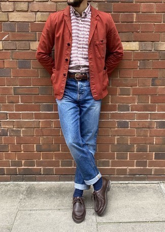 30 Jährige: Braune Chukka-Stiefel aus Leder kombinieren – 272 Smart-Casual Herren Outfits: Erwägen Sie das Tragen von einem roten Baumwollsakko und blauen Jeans, um einen modischen Freizeitlook zu kreieren. Komplettieren Sie Ihr Outfit mit braunen Chukka-Stiefeln aus Leder.