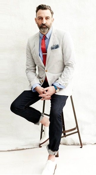 Rote Krawatte kombinieren – 500+ Herren Outfits: Kombinieren Sie ein hellbeige Sakko mit einer roten Krawatte für eine klassischen und verfeinerte Silhouette. Machen Sie diese Aufmachung leger mit weißen Leder Derby Schuhen.