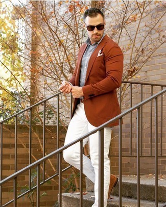 30 Jährige: Wie rotbraunes Sakko mit weißer Jeans zu kombinieren – 26 Smart-Casual Herren Outfits: Kombinieren Sie ein rotbraunes Sakko mit weißen Jeans für Drinks nach der Arbeit. Eine braune Wildlederfreizeitstiefel sind eine ideale Wahl, um dieses Outfit zu vervollständigen.