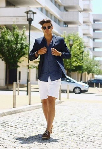 Welche Oxford Schuhe mit weißer Shorts zu tragen – 2 Smart-Casual Herren Outfits warm Wetter: Entscheiden Sie sich für ein dunkelblaues Sakko und weißen Shorts, wenn Sie einen gepflegten und stylischen Look wollen. Komplettieren Sie Ihr Outfit mit Oxford Schuhen, um Ihr Modebewusstsein zu zeigen.