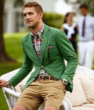 grünes Baumwollsakko, weißes und rotes und dunkelblaues Langarmhemd mit Schottenmuster, beige Shorts, dunkelbrauner Ledergürtel für Herren