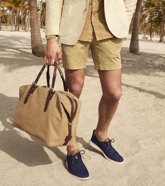 Reisetasche kombinieren – 79 Smart-Casual Sommer Herren Outfits: Für ein bequemes Couch-Outfit, vereinigen Sie ein hellbeige Sakko mit einer Reisetasche. Schalten Sie Ihren Kleidungsbestienmodus an und machen dunkelblauen Segeltuch Oxford Schuhe zu Ihrer Schuhwerkwahl. Schon mal so einen trendigen Sommer-Outfit gesehen?