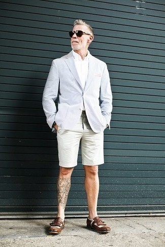 Dunkelbraune Leder Slipper mit Fransen kombinieren – 124 Herren Outfits: Tragen Sie ein hellblaues Sakko und weißen Shorts, wenn Sie einen gepflegten und stylischen Look wollen. Fühlen Sie sich ideenreich? Vervollständigen Sie Ihr Outfit mit dunkelbraunen Leder Slippern mit Fransen.