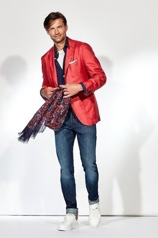 Mehrfarbigen bedruckten Schal kombinieren – 69 Herren Outfits: Entscheiden Sie sich für ein rotes Sakko und einen mehrfarbigen bedruckten Schal für einen entspannten Wochenend-Look. Fühlen Sie sich ideenreich? Komplettieren Sie Ihr Outfit mit weißen Segeltuch niedrigen Sneakers.
