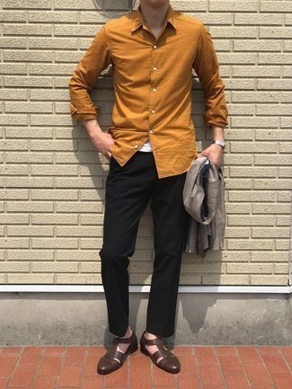 Graues Sakko kombinieren – 500+ Herren Outfits warm Wetter: Kombinieren Sie ein graues Sakko mit einer schwarzen Chinohose, um einen eleganten, aber nicht zu festlichen Look zu kreieren. Entscheiden Sie sich für dunkelbraunen Leder Slipper, um Ihr Modebewusstsein zu zeigen.