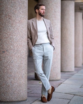 Braune Slipper kombinieren – 1200+ Herren Outfits: Kombinieren Sie ein beige Sakko mit Schottenmuster mit einer grauen Anzughose für einen stilvollen, eleganten Look. Dieses Outfit passt hervorragend zusammen mit braunen Slippern.